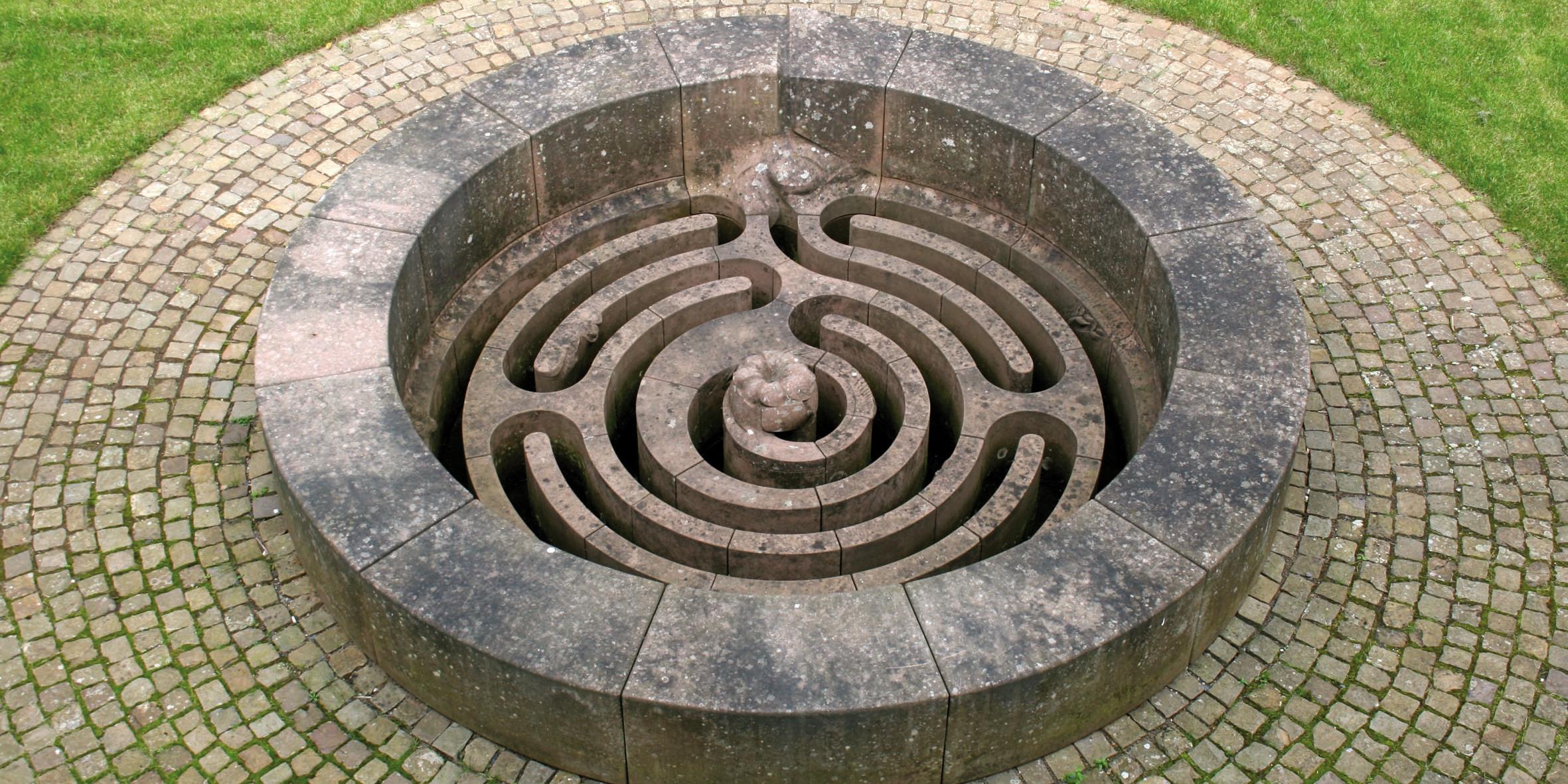 Blick von oben auf einen Brunnen