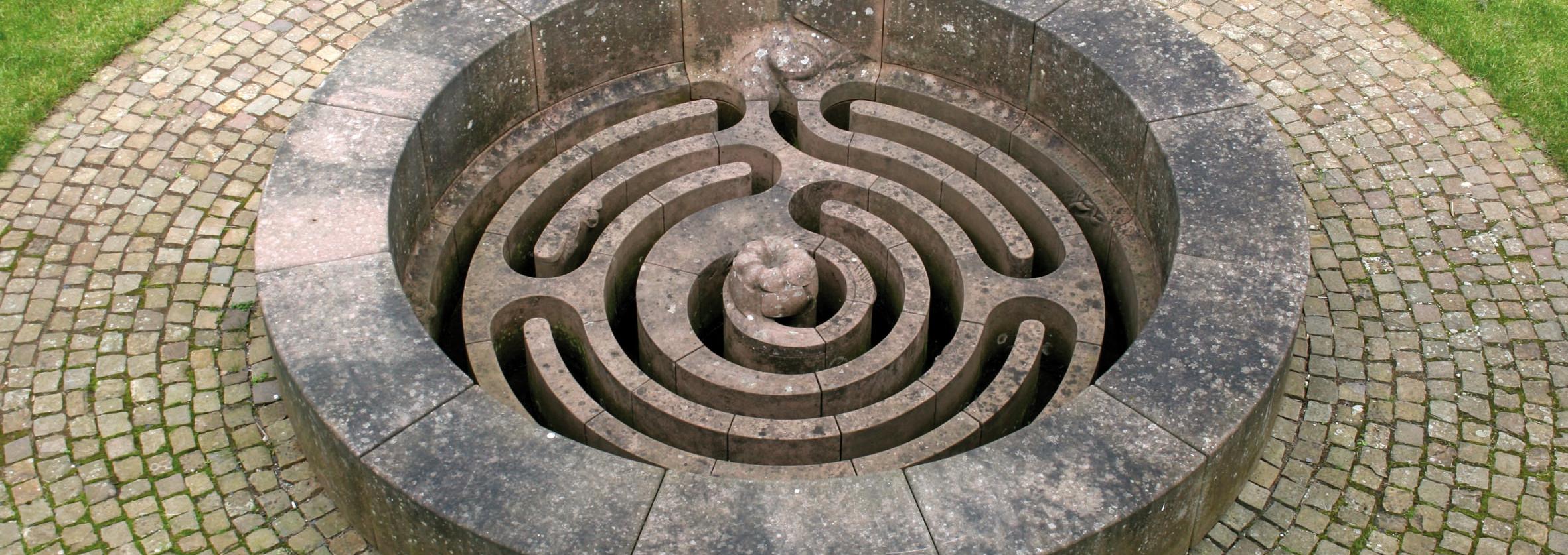 Blick von oben auf einen Brunnen