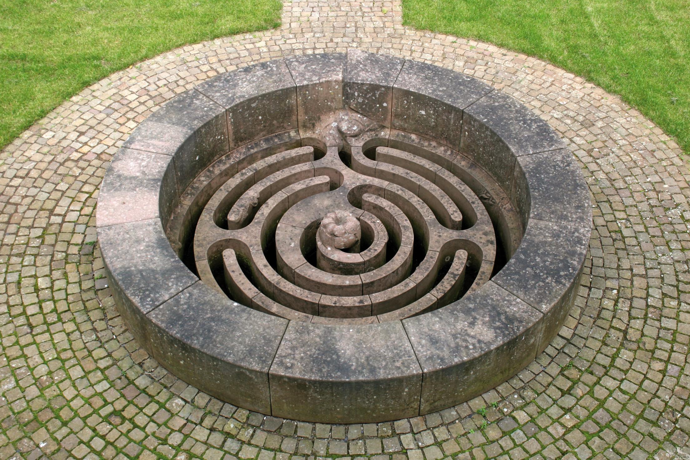 Blick von oben auf einen Brunnen