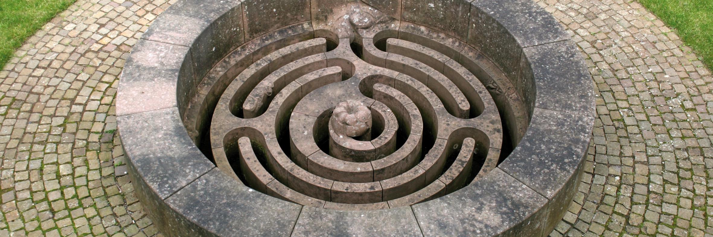Blick von oben auf einen Brunnen