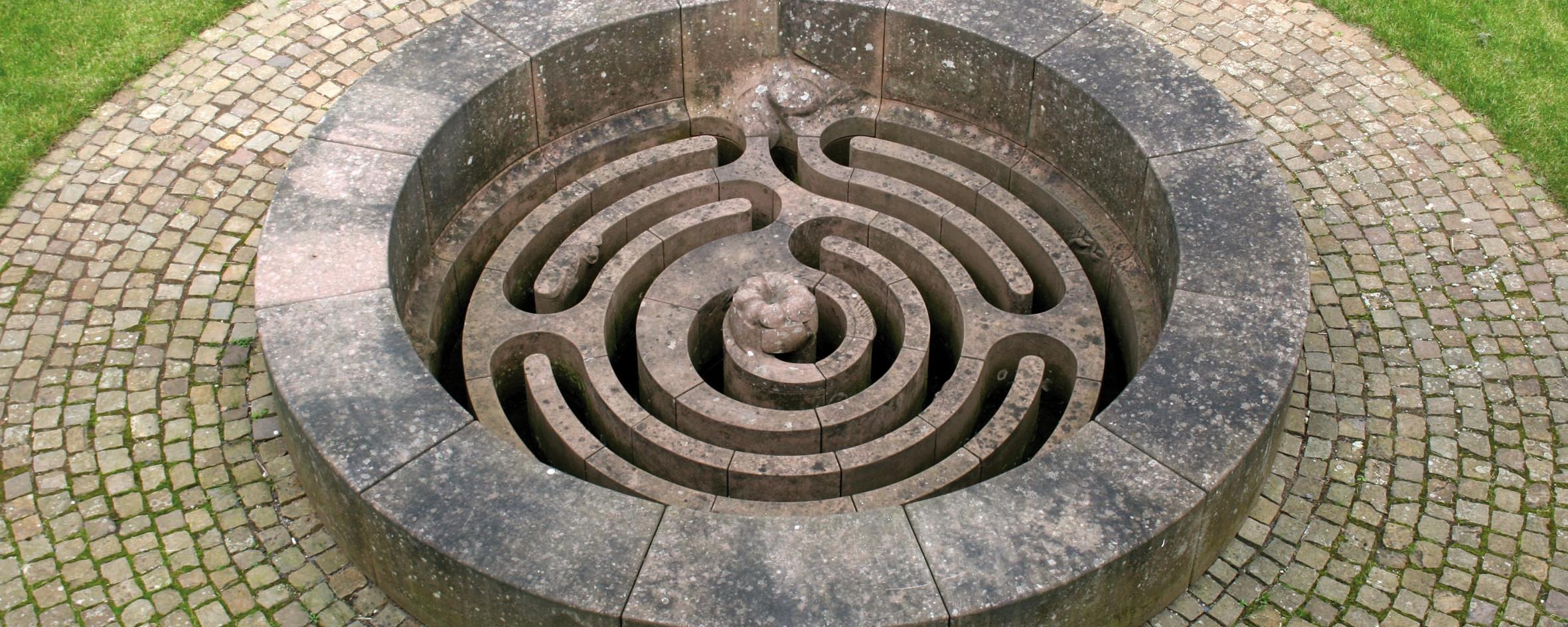 Blick von oben auf einen Brunnen