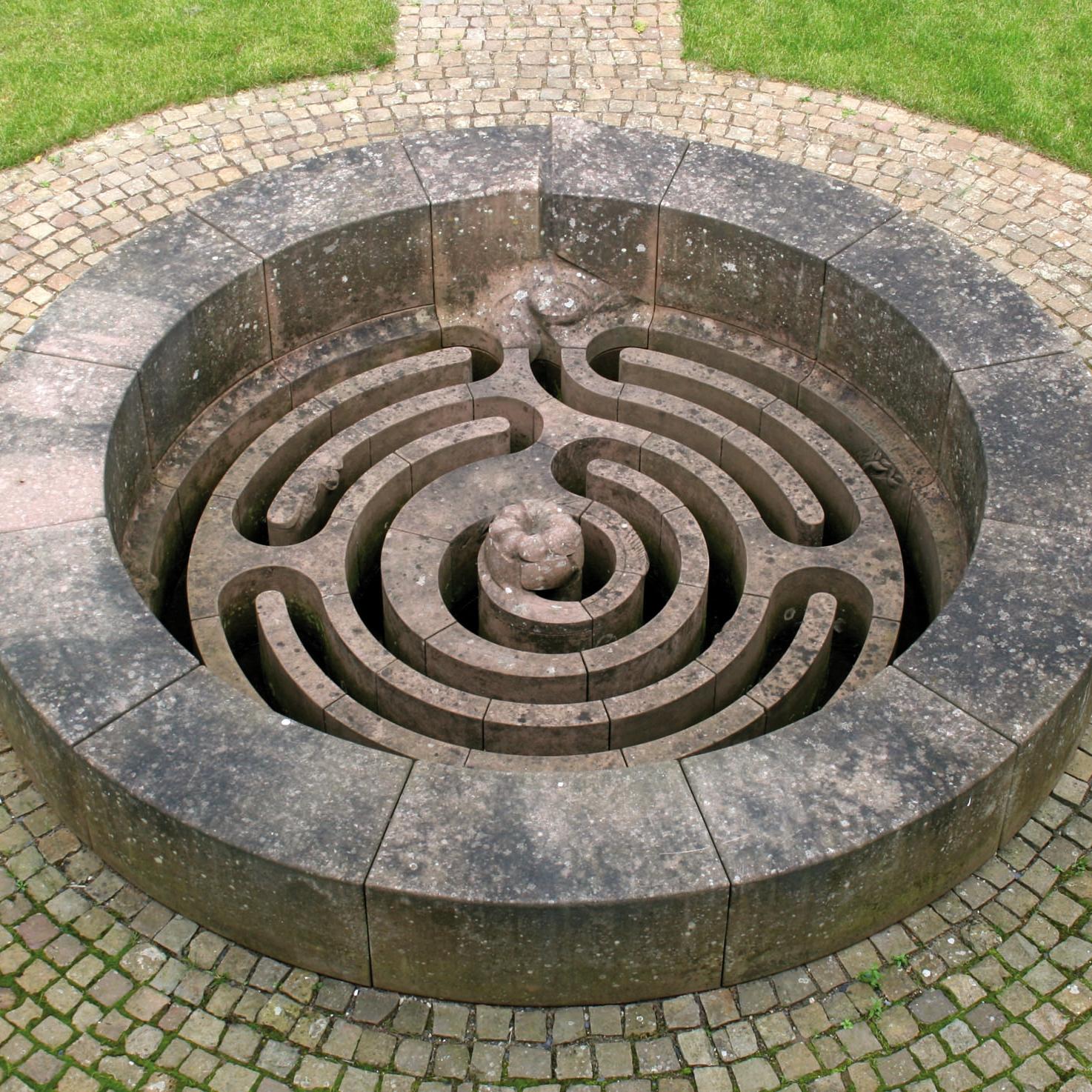 Blick von oben auf einen Brunnen